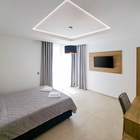 פורץ Maresole Beachfront Residence מראה חיצוני תמונה